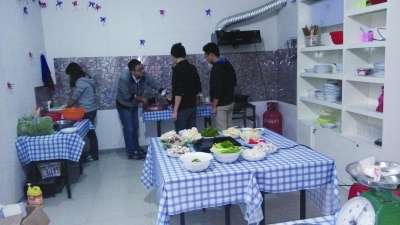 大学生将出租房改装成"厨房派对屋"营业图片