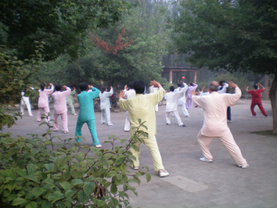 中老年人膝关节磨损大 健康运动护膝全指南