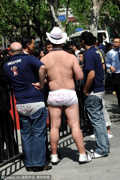 2012年4月27日，上海，某顶级珠宝品牌在上海举办活动，因美剧《绯闻女孩》（Gossip girl）走红的两位主演莉顿-梅斯特（Leighton Meester）、艾德-维斯特维克（Ed Westwick）携手现身沪上为品牌造势。众多粉丝挤爆活动现场，在人群中一个戴着牛仔帽只穿一条内裤一双皮靴的男子引起了人们的注意，他的内裤上还写着Naked Cowboy，有叫板纽约著名的赤裸牛仔的味道。