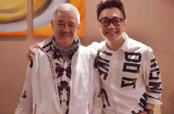 赵本山现身捧场<em>大鹏</em>新片 <em>头发</em>花白气色好_黑龙