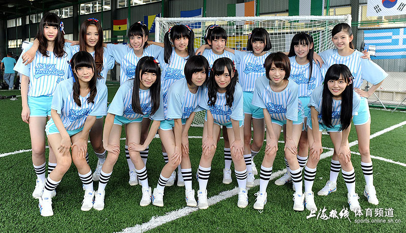 上海美少女组合变足球宝贝 镜头前秀美腿