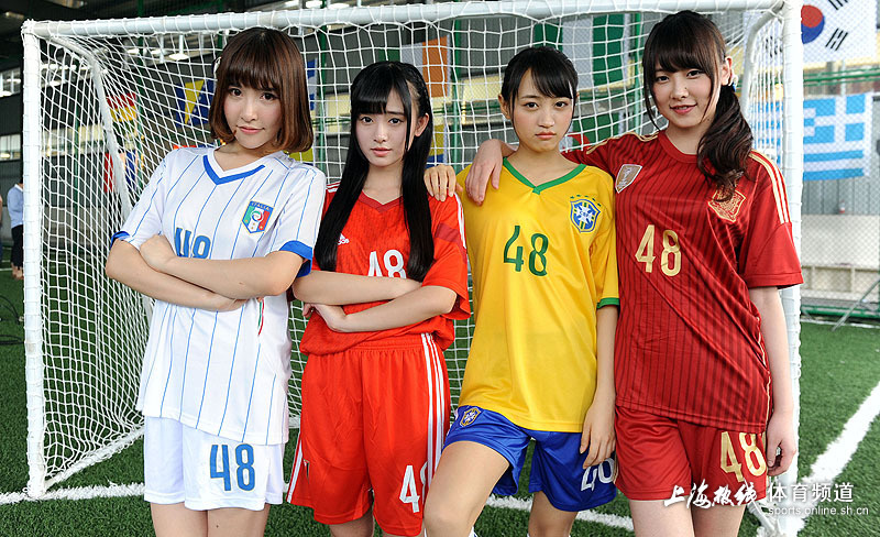 上海美少女组合变足球宝贝 镜头前秀美腿
