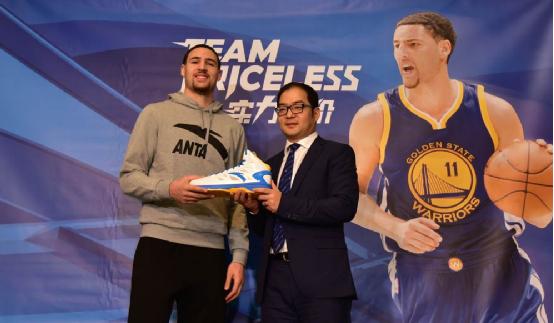 安踏签约NBA球星克莱·汤普森 实力无价战队