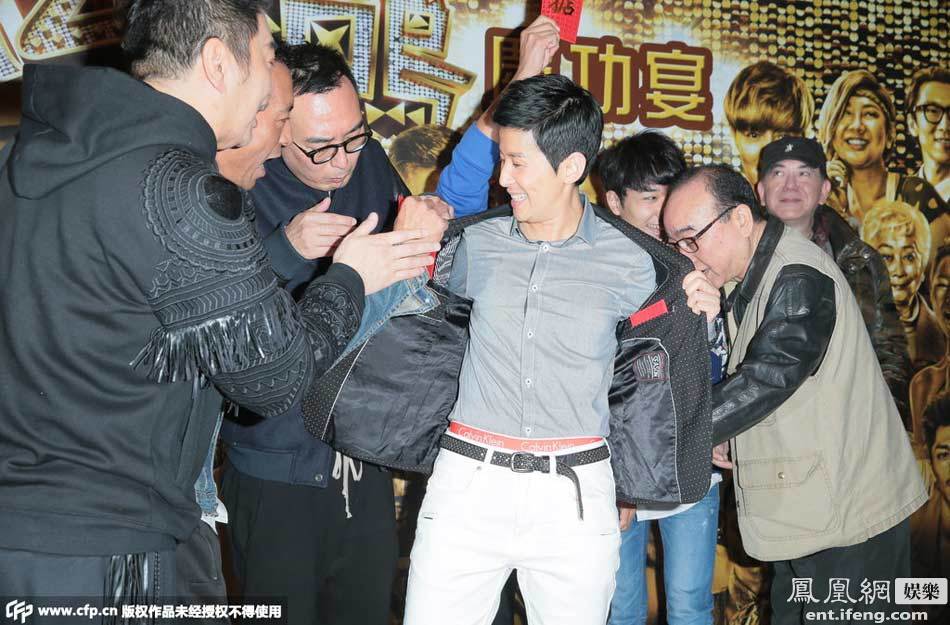 《12金鸭》庆功宴 吴君如女扮男装被扒衣摸身