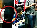 港铁情侣上演活春宫 阿婆扭头不敢看 