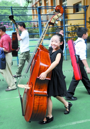 老师没布置家长没要求 5个娃假期学会拉大提琴