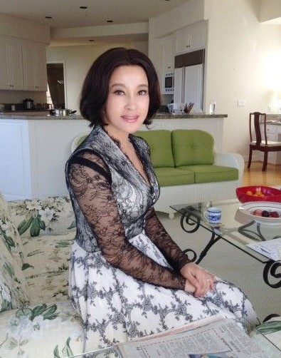 58岁刘晓庆曝美国机场候机室照片 年轻似少女