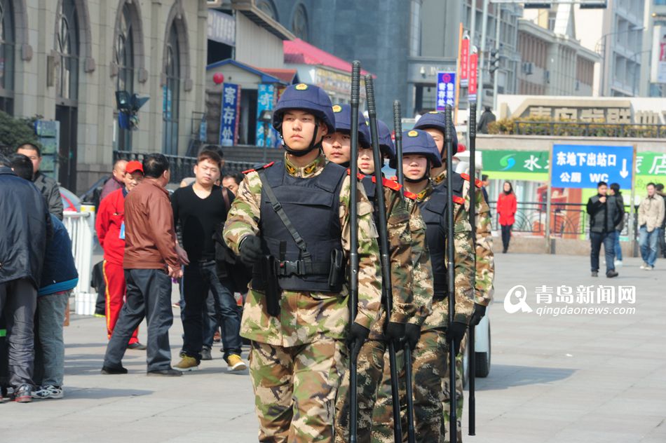 青岛火车站安保升级 武警全副武装(组图)