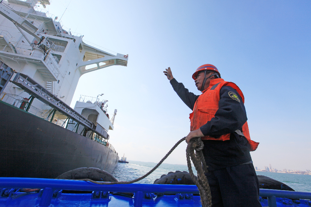 青岛港30年老水手:风雨中这点痛算什么 (图)