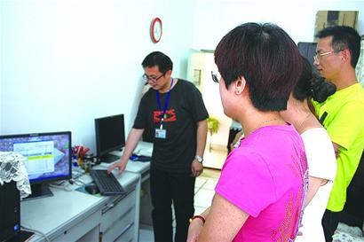 青岛:幼儿园报名超标要抽签 孩子中签家长激动