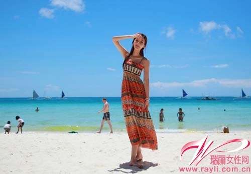夏日海边度假穿什么 长裙搭配比基尼既塑形又