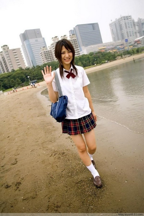 看东京街头 揭秘日本女生为何喜欢校服