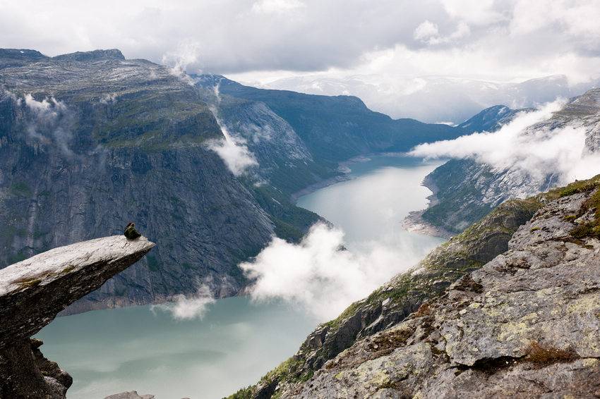 心惊胆战 探险挪威“巨人之舌”岩石