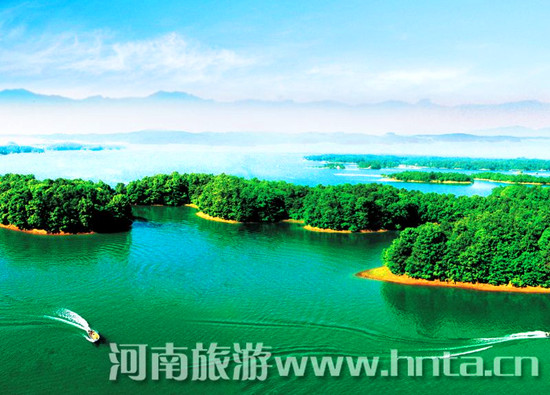 南湾湖,又称南湖,位于河南省信阳市,素有“豫南明珠”之称,是著名的自然风景区。环湖皆山,湖光潋滟,山色葱翠。风光旖旎多姿,分外妖娆。南湾湖风景区由南湾湖和南湾国家森林公园组成。森林面积2180公顷,水面约75平方公里。景区内河流港叉纵横,湖中散布着61个小岛。岛上绿树成林,苍翠欲滴;湖中碧波荡漾,令人心旷神怡。 南湾湖景区内水、电、道路、交通、通讯等旅游基础设施完备,服务配套设施齐全,旅游区建设已具规模,基本形成集“吃、住、行、游、购、娱”为一体,较为完善