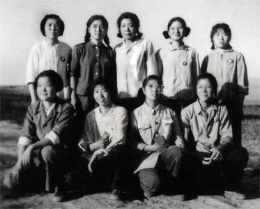 知青忆心酸往事:睡觉能看星星 不会吃菠萝受伤