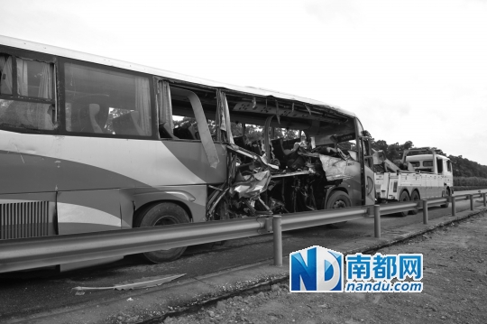 广东:大巴车追尾 货车 后与对面 客车相撞  致7死