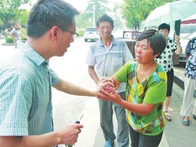 漯河老夫婦500元賣瓜錢被偷城管自發捐款800元