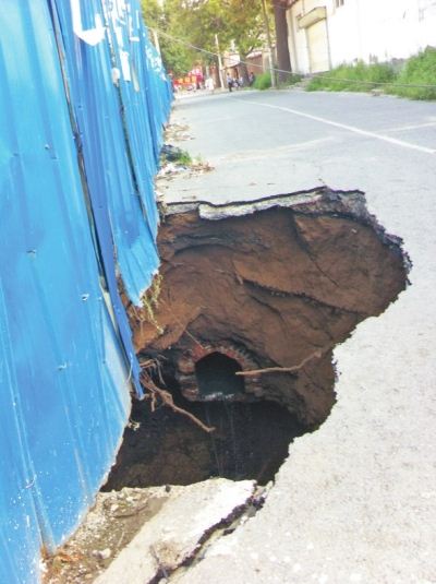 鄭州小路突然塌出10米深坑市民以為是地震