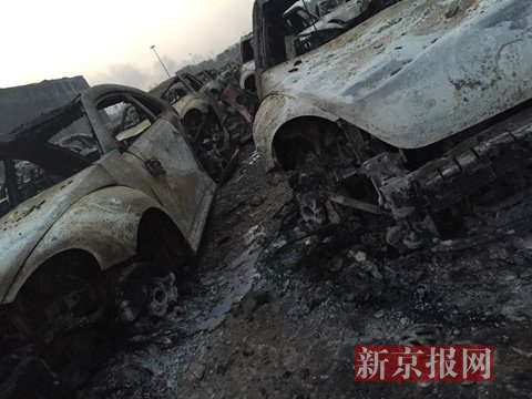 天津塘沽爆炸点300米外数百辆汽车被烧仅剩框