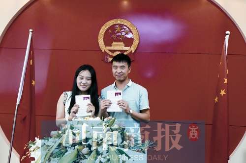 七夕鄭州2015對(duì)新人領(lǐng)證為搶“頭彩”凌晨來排隊(duì)