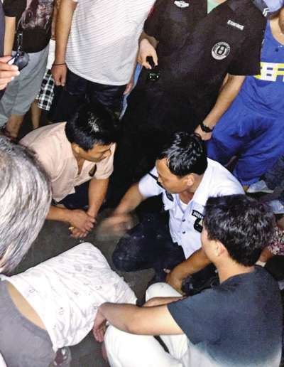 鶴壁街頭城管與攤販互跪1小時因要求寫保證書