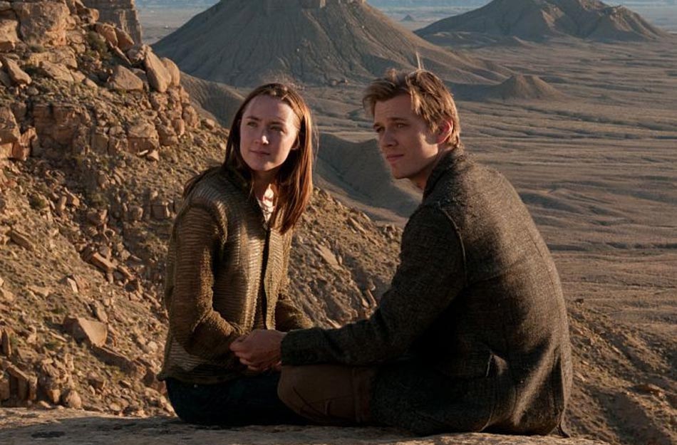 西尔莎罗南《宿主》曝光新照杰克-阿贝尔亮相