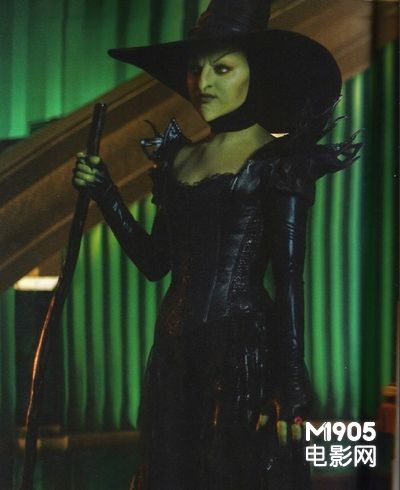 米拉·库妮丝饰演的坏女巫。