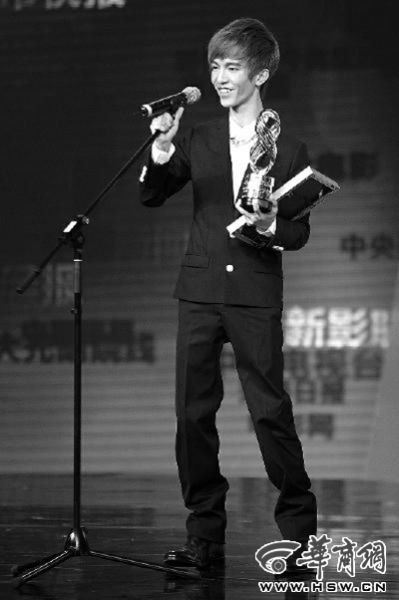 22日，上海国际电影节，郭敬明获电影频道传媒大奖最佳新人导演本报记者王智摄