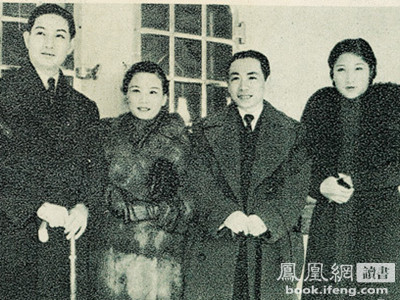 1936年熊式一(右二)夫妇回国与梅兰芳合影.