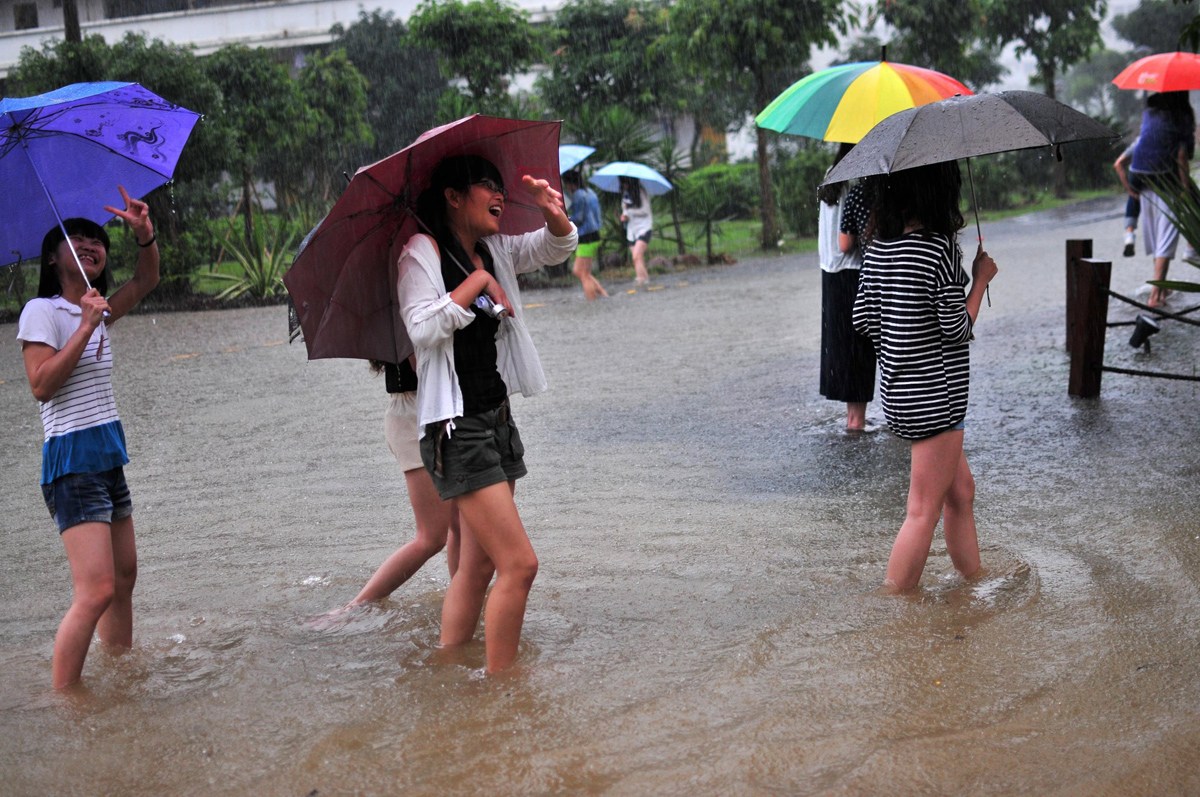广东珠海遭暴雨袭击 一市民乘皮划艇出行_频道_凤凰网