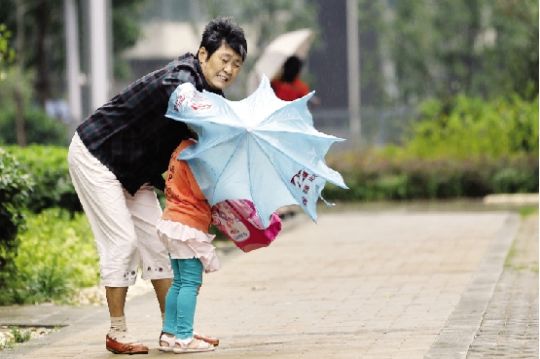 昨日,光谷软件园某小区幼儿园，放学时，风雨交加，很多家长都带着雨伞、雨衣、外套等“装备”来接孩子。开学才几天，孩子们就经历了风雨的“洗礼”。（来源：长江商报）