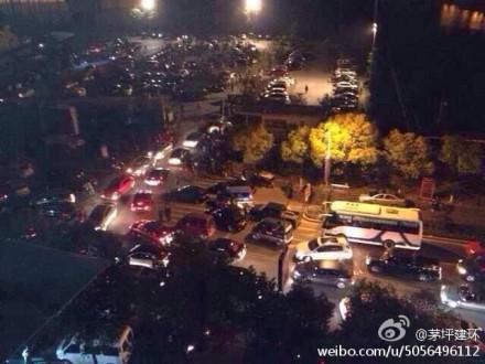 3月30日00时24分在湖北省宜昌市秭归县(北纬30.9度，东经110.8度)发生4.7级地震，震源深度5千米。图为地震后的街头。（图片来自于网络）
