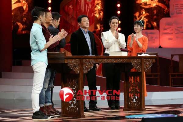 央视孙小梅现身《中华百家姓》翻版“春丽”师从张卫健