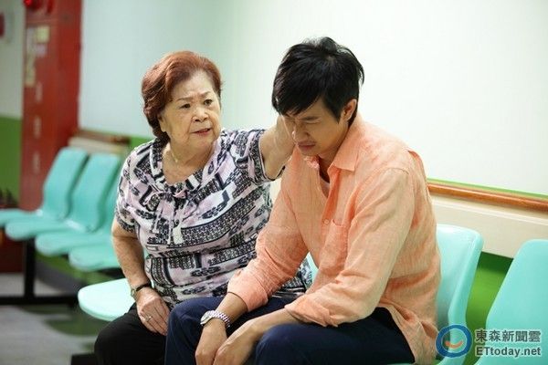 80岁素珠动怒"脱稿演出"猛敲邱凯伟(图)