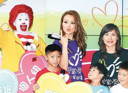 容祖儿拍mv突遭十多只野狗包围(图)