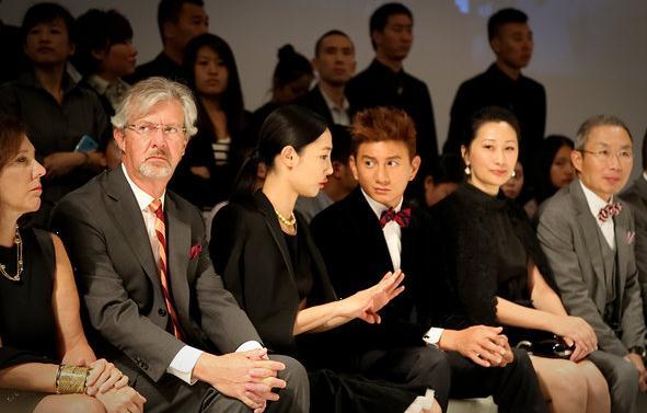 吴奇隆帅气现身时装秀 与白百何密切互动(图)