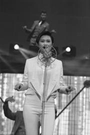 李宇春父母现身女儿演唱会 其母酷似朴槿惠(图)