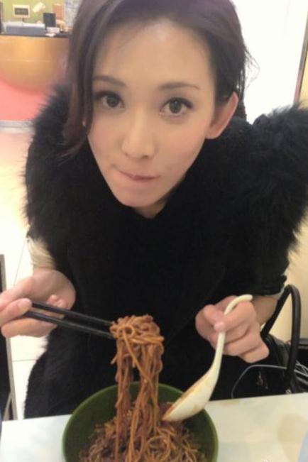 林志玲武汉街头吃热干面 咧嘴瞪眼狂卖萌(图)