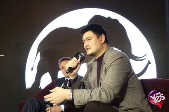 姚明称近视调侃上海雾霾 得意教威廉王子中文