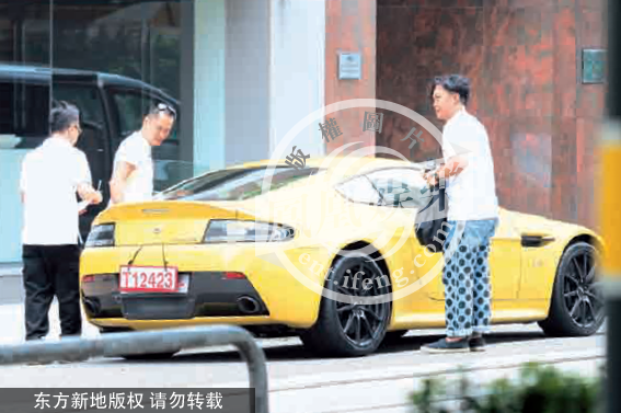 陈奕迅开350万豪车闹市试驾买咖啡(图)