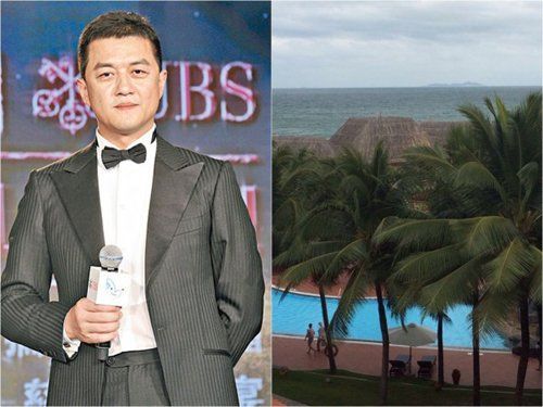 李亚鹏携女儿李嫣外出游玩：她玩耍我阅读