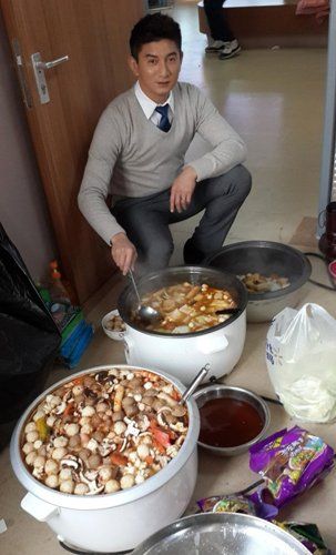 吴奇隆平安夜煮三大锅 食材放地板遭吐槽(图)