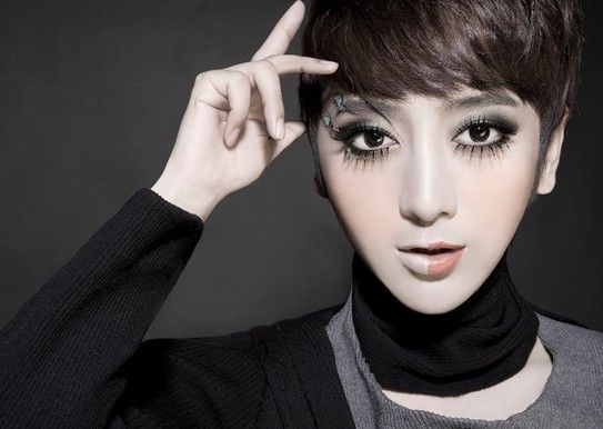 “男版范冰冰”孔铭否认整形 鉴定确认“原装”(图)