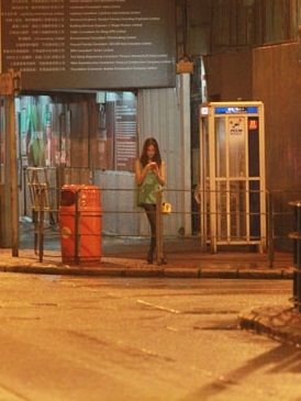 港姐冠军陈凯琳深夜街头逛煲电话(图)