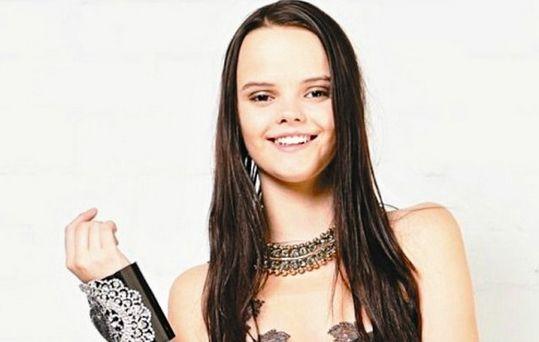 澳洲16岁少女夺超模冠军只因外貌似外星人(图)