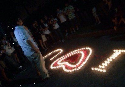 上海大学男生摆蜡烛向<em>心爱女孩表白</em>被泼水扣盆