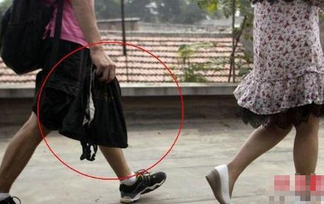 男子单膝跪地不是求婚是求饶 系地铁偷拍被女