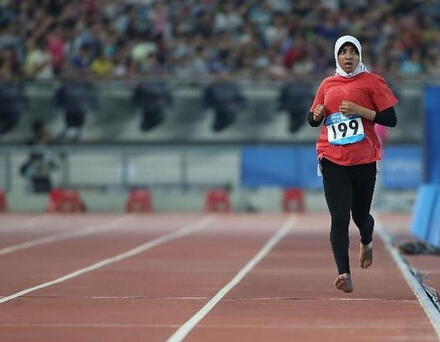 现实版赤脚大仙埃及姑娘青奥会赤脚跑1500米