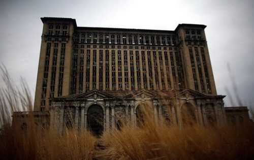 图为美国密歇根州底特律废弃的中央车站，野草丛生，景象荒凉。