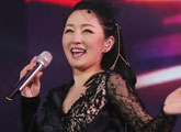 杨钰莹家乡首开个唱 黑丝透视装卖萌热舞